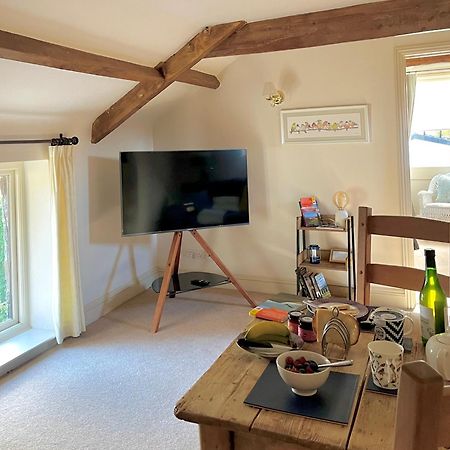 Neuadd B&B Suites Крикхауэлл Экстерьер фото