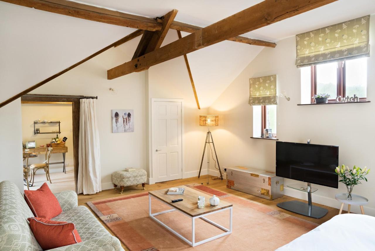Neuadd B&B Suites Крикхауэлл Экстерьер фото